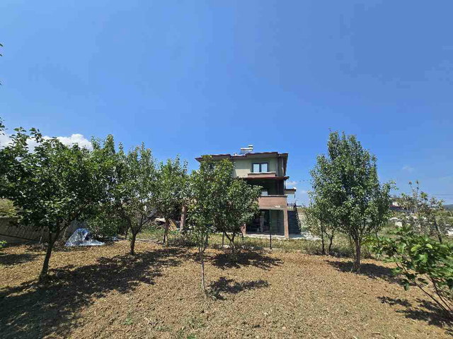 KAVAKTA 1.589 M² ARSA İÇİNDE 3 KATLI MÜSTAKİL EV & MEYVE BAHÇES