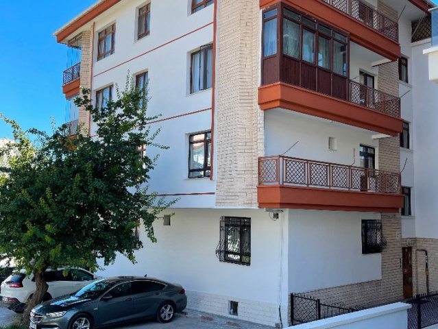 DİKMEN'DE MOBİLYALI, ULAŞIMI KOLAY, FERAH BİR 3+1 DUBLEKS