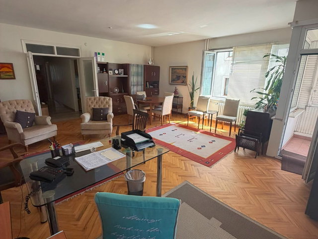 REMAX'DAN BOSTANCI'DA MERKEZİ KONUMDA- OTOPARKLI-130 M2 NET 3+1