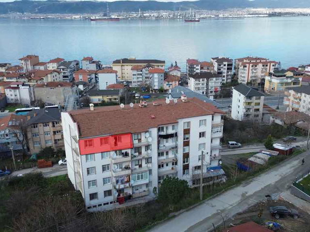 HALIDERE YALI MAHALLESİ'NDE HEM MERKEZİ HEM DENİZ MANZARALI 3+1
