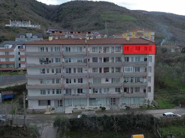 HALIDERE YALI MAHALLESİ'NDE HEM MERKEZİ HEM DENİZ MANZARALI 3+1