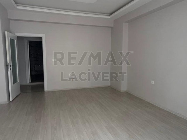RE/MAX LACİVERT'TEN YILDIZKENT'TE KİRALIK 4+1 ARAKAT DAİRE