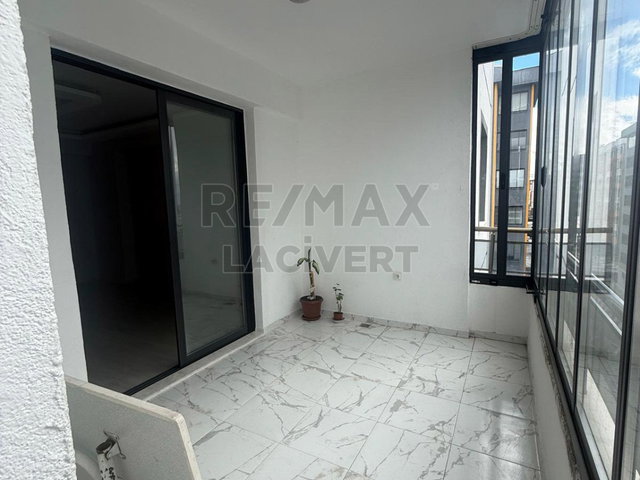 RE/MAX LACİVERT'TEN YILDIZKENT'TE KİRALIK 4+1 ARAKAT DAİRE