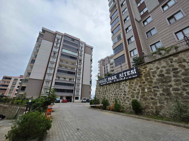 HALİÇPARK SİTESİN DE ARA KAT GENİŞ DAİRE (SATILIK)