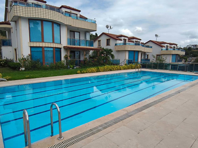 DENIZ MANZARALI HAVUZLU VE BAHÇELI DERINCE ÇINARLI SATILIK 5+2 VILLA