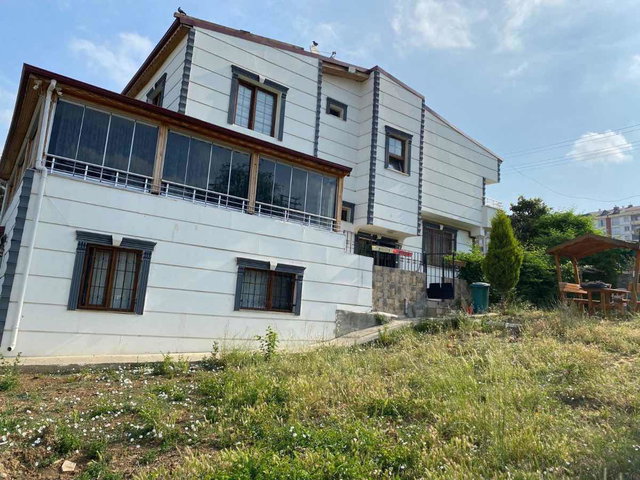 GEBZE BARIŞ MAHALLESİ'NDE 3 KATLI, 250 M² BRÜT MÜSTAKİL EV 3 AYRI EV OLARAK DA KULLANILABİLİR