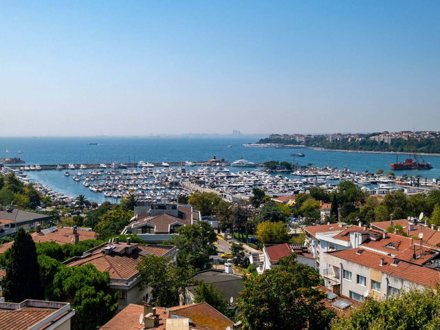 FENERBAHÇE'DE GENÇ BİNADA PANORAMİK DENİZ MANZARALI KİRALIK DAİRE