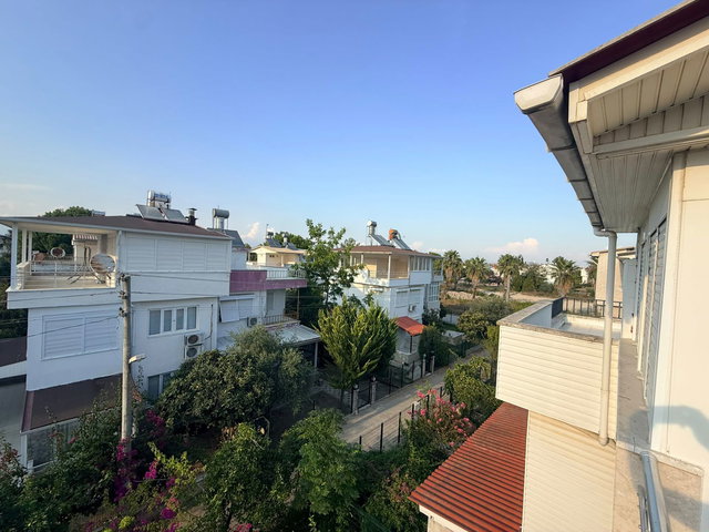 DENİZE 1 KM. MESAFEDE SERA SİTESİ'NDE SATILIK 3+1 VİLLA
