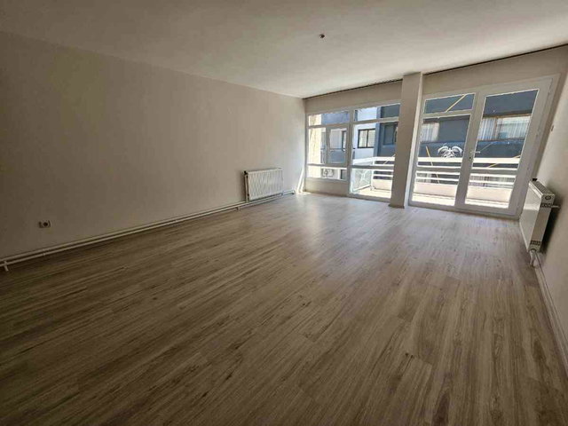 KARŞIYAKA DONANMACI’DA MERKEZİ KONUMDA, GENİŞ 3+1 BALKONLU DAIRE