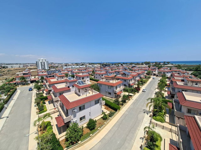 İSKELE MERKEZ’DE SIFIR BİNADA EŞYALI 2+1 | 5. KAT | 3 CEPHELİ | BALKONLU