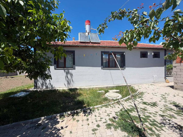 REMAX DEM'DEN AKYAZI'DA 3+1 SATILIK (571 M2) MÜSTAKİL EV