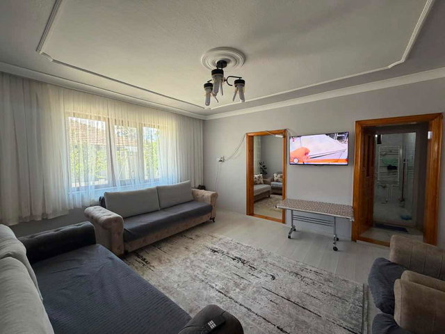 REMAX DEM'DEN AKYAZI'DA 3+1 SATILIK (571 M2) MÜSTAKİL EV