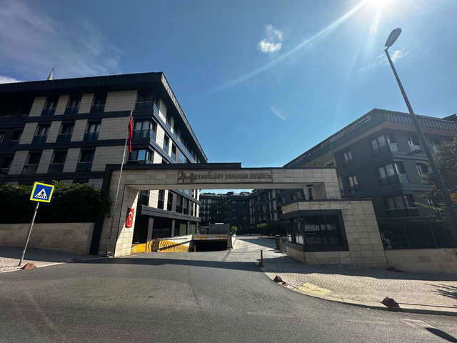 CEMAL UMAR'DA ÜSKÜDAR ÇENGELKÖY ERGUVAN EVLERİ SATILIK 2+1 DAİRE