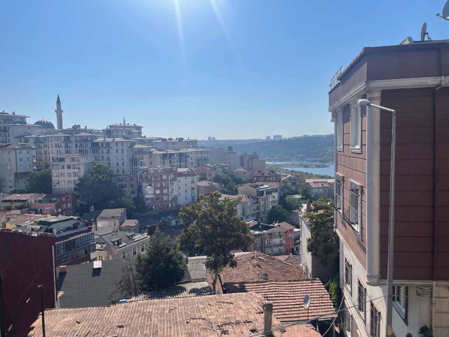 BEYOĞLUNDA HALIÇ MANZARALI ARA KAT 2+1 HISSE TAPULU DAIRE