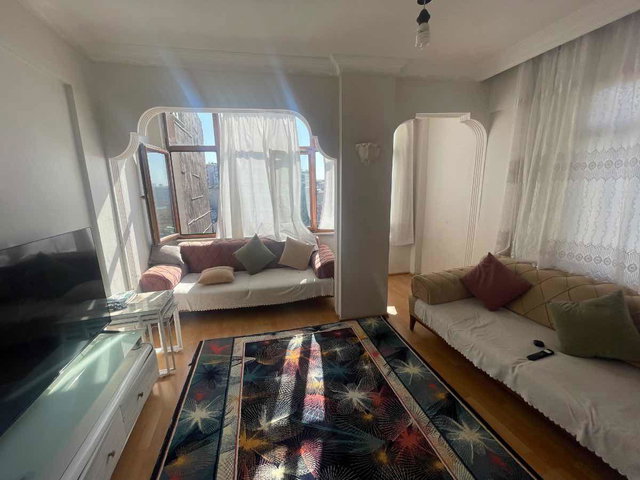 BEYOĞLUNDA HALIÇ MANZARALI ARA KAT 2+1 HISSE TAPULU DAIRE