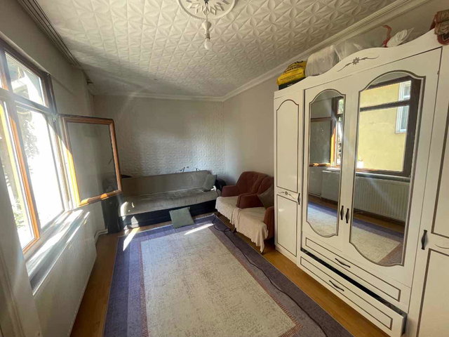 BEYOĞLUNDA HALIÇ MANZARALI ARA KAT 2+1 HISSE TAPULU DAIRE