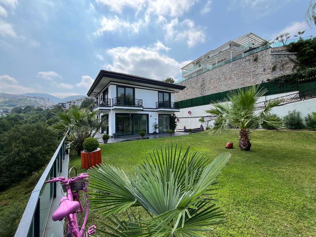 BAŞİSKELE DAMLAR 630 M2 ARSA İÇERİSİNDE SATILIK VİLLA