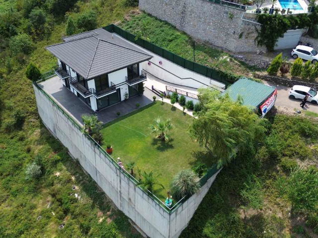BAŞİSKELE DAMLAR 630 M2 ARSA İÇERİSİNDE SATILIK VİLLA