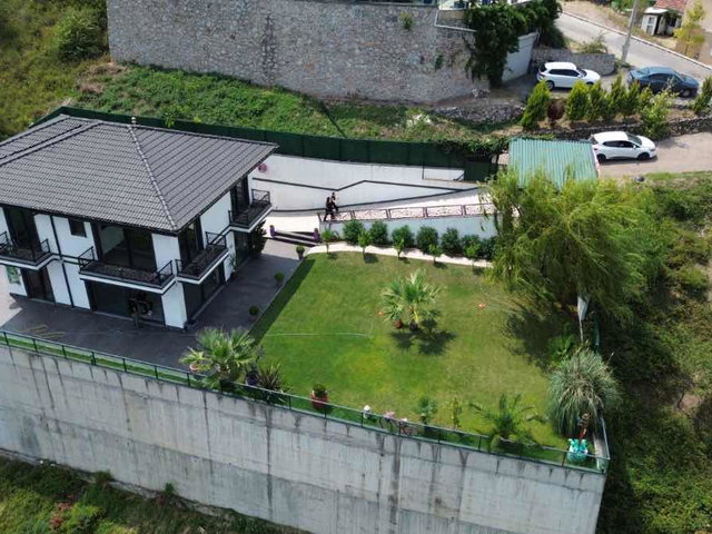 BAŞİSKELE DAMLAR 630 M2 ARSA İÇERİSİNDE SATILIK VİLLA