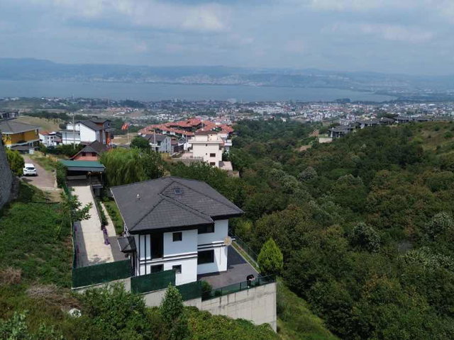 BAŞİSKELE DAMLAR 630 M2 ARSA İÇERİSİNDE SATILIK VİLLA