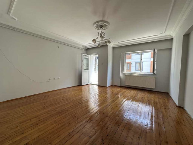 ÇIKSALIN MEYDANDA ARA KAT TEMİZ KİRALIK BALKONLU 2+1 DAİRE