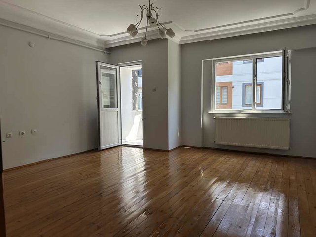 ÇIKSALIN MEYDANDA ARA KAT TEMİZ KİRALIK BALKONLU 2+1 DAİRE