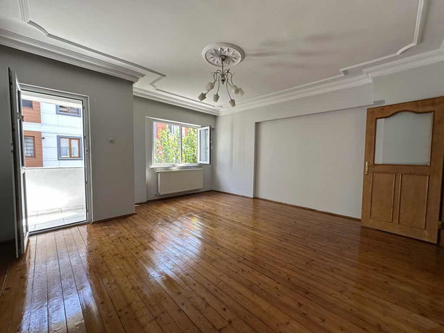 ÇIKSALIN MEYDANDA ARA KAT TEMİZ KİRALIK BALKONLU 2+1 DAİRE
