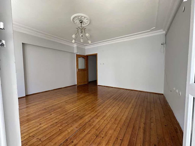 ÇIKSALIN MEYDANDA ARA KAT TEMİZ KİRALIK BALKONLU 2+1 DAİRE