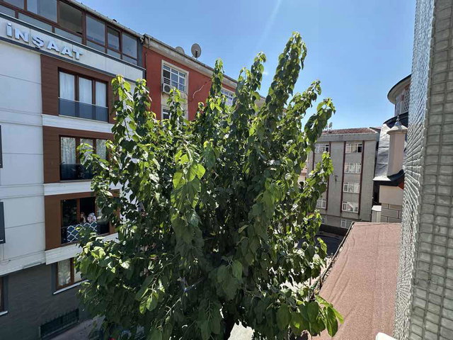 ÇIKSALIN MEYDANDA ARA KAT TEMİZ KİRALIK BALKONLU 2+1 DAİRE