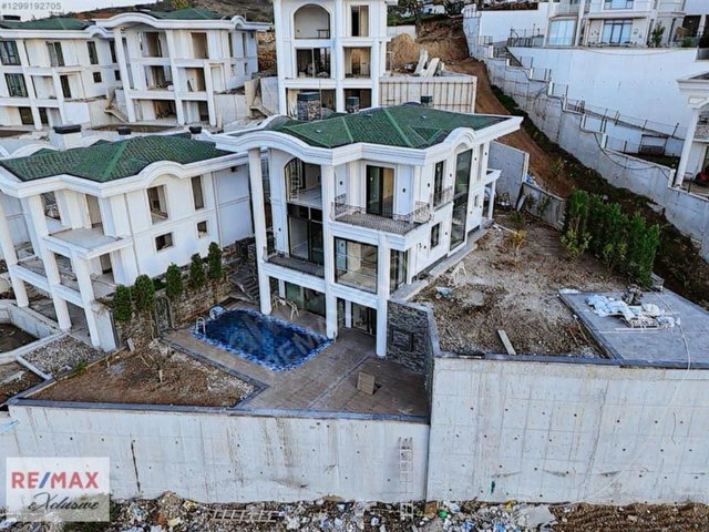 BAŞISKELE'DE ZÜMRÜDÜ ANKA III' DE SATILIK 5+2 ASANSÖRLÜ VILLA