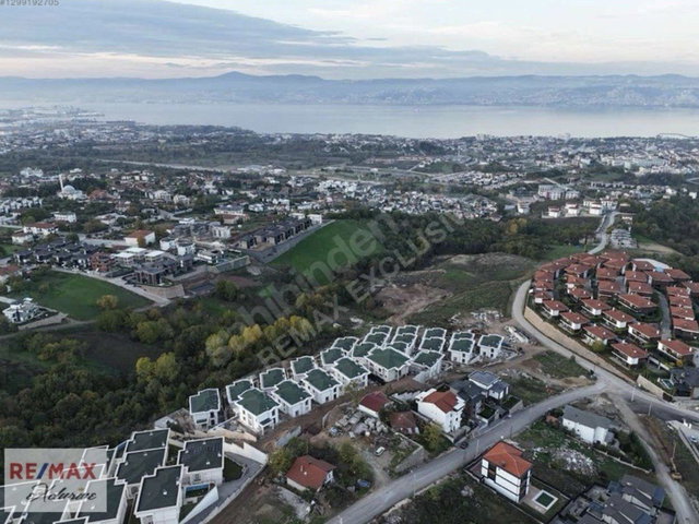 BAŞISKELE'DE ZÜMRÜDÜ ANKA III' DE SATILIK 5+2 ASANSÖRLÜ VILLA