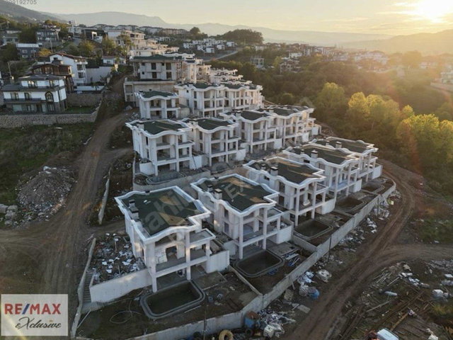 BAŞISKELE'DE ZÜMRÜDÜ ANKA III' DE SATILIK 5+2 ASANSÖRLÜ VILLA