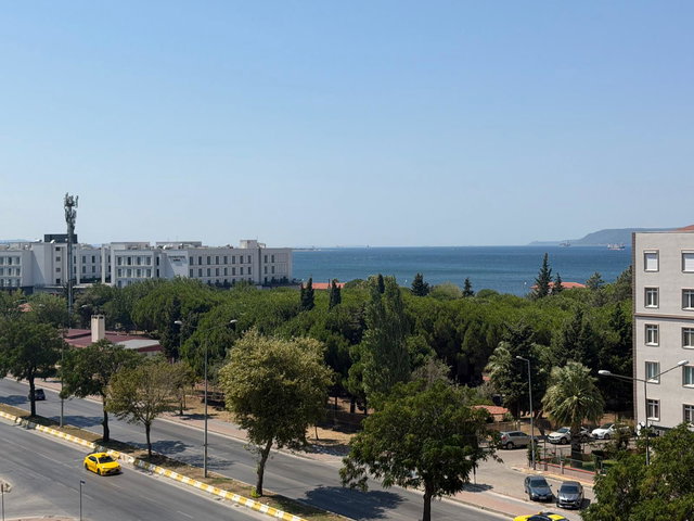 ÇANAKKALE BARBAROS MAHALLESİ’NDE BOĞAZ MANZARALI SATILIK 2+1 DAİRE