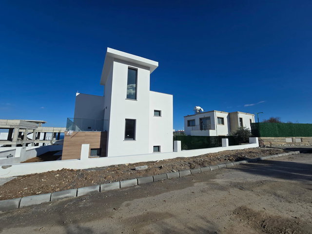 GIRNE ALSANCAK’TA MODERN MIMARIYE SAHIP LÜKS VILLA
