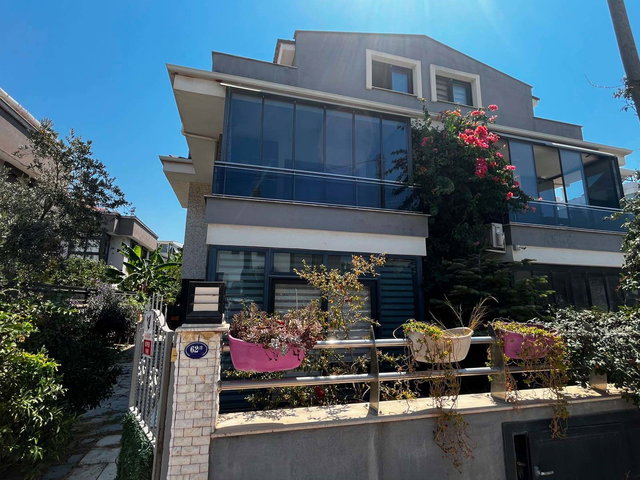 URLA KALABAK’TA 4+1  DOĞALGAZLI KISMI EŞYALI  KİRALIK VİLLA
