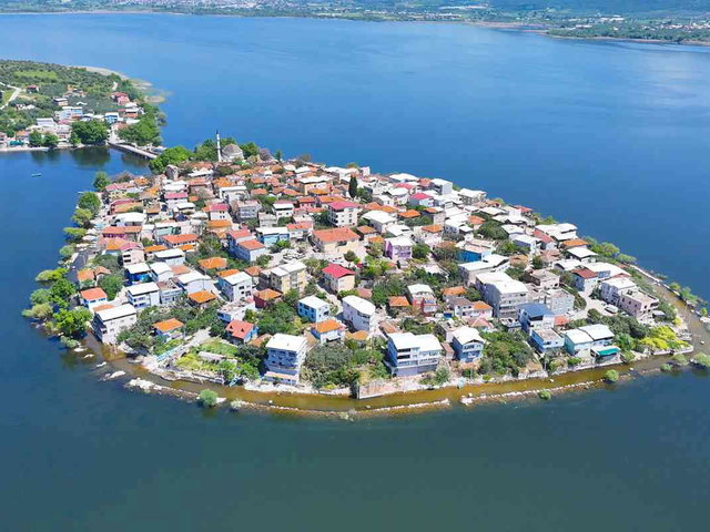 REMAX BEYAZ GÖLYAZI KÖYÜNDE KİRALIK 2+1 DAİRE