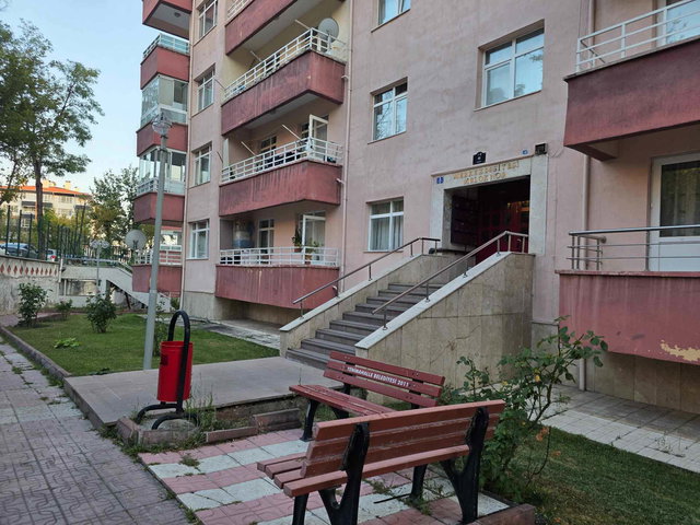 NERMIN MEHMET ÇEKIÇ A.LISESI YAKINI  MERKEZ 84 SITESI 125 M2 3+1 BOŞ