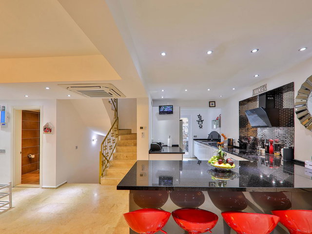 REMAX'TAN - FETHİYE ÖLÜDENİZ OVACIK'TA, 5+2 MÜSTAKİL, TAM KORUNAKLI, EŞYALI SATILIK VİLLA