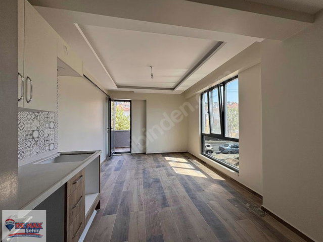 REMAX ŞEHİR 'DEN DEVLET HASTANESINE KOMŞU 1 + 1 SATILIK DAIRE