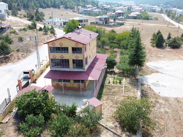 REMAX RİNA'DAN 1995M² ARSA İÇERİSİNDE ÜÇ KATLI MÜSTAKİL YAŞAM