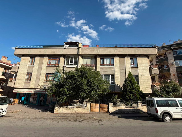 SEYRAN CADDE ÜZERİ MERKEZİ KONUMDA ARA KAT 4+1 TRİPLEKS DAİRE