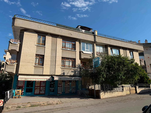 SEYRAN CADDE ÜZERİ MERKEZİ KONUMDA ARA KAT 4+1 TRİPLEKS DAİRE