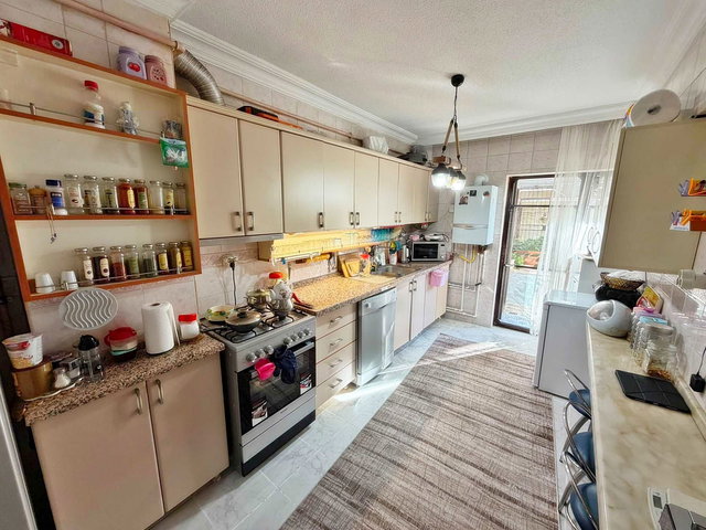 SEYRAN CADDE ÜZERİ MERKEZİ KONUMDA ARA KAT 4+1 TRİPLEKS DAİRE