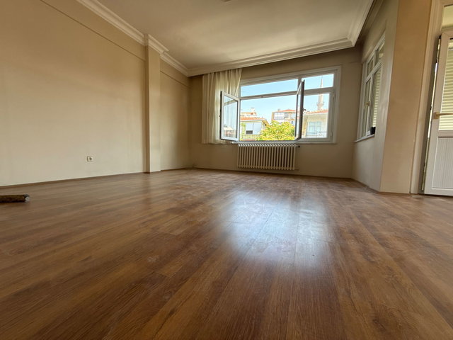 KADIKÖY ACIBADEM’DE CADDEYE 1 PARALEL • 3+1 • ÇİFT BALKON • KOMBİLİ • BOŞ