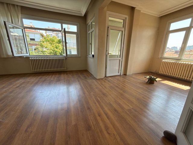 KADIKÖY ACIBADEM’DE CADDEYE 1 PARALEL • 3+1 • ÇİFT BALKON • KOMBİLİ • BOŞ