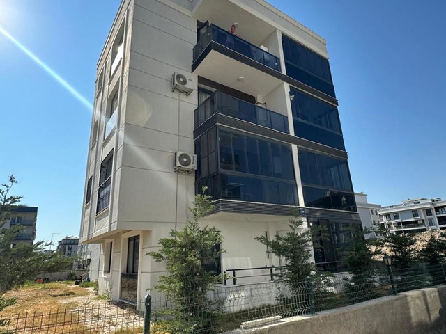 196 SEYREK MERKEZDE SATILIK 1+1 DAİRE
