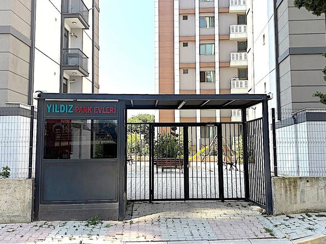 KARTAL - PETROLIŞ MAH. YILDIZPARK EVLERI ARA KAT BALKONLU SITE IÇINE BAKAN DAIRE