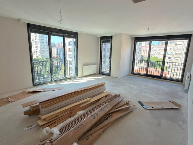 ERENKÖY DEĞERBİLİR SOKAKTA SIFIR 4+1 180 M² ÇİFT CEPHE SATILIK