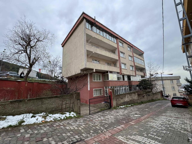 FENERBAHÇE BLOKLARI'NDA YEDİTEPE ÜNİVERSİTESİ'NE 200 M 2+1 80 M² BALKONLU ANKASTRELİ GİRİŞ KAT