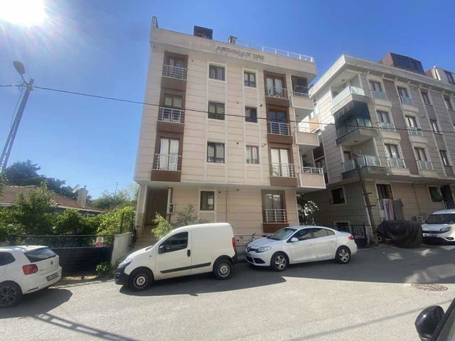 ÇEKMEKÖY MERKEZ MAHALLESİNDE MERKEZİ KONUMDA 2+1 SATILIK DAİRE